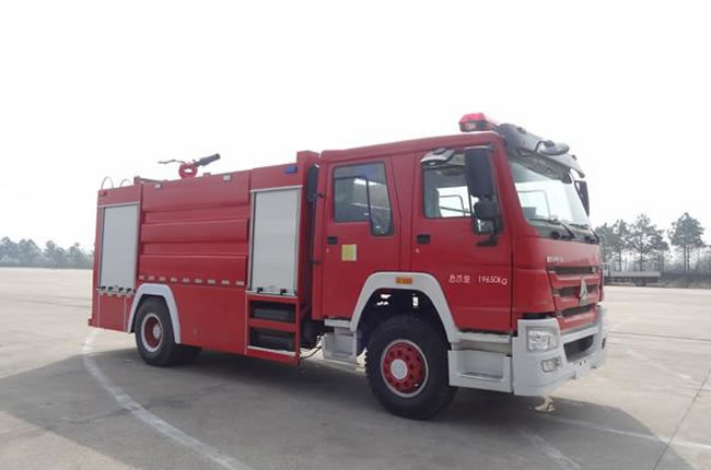 重汽豪沃8方泡沫消防車