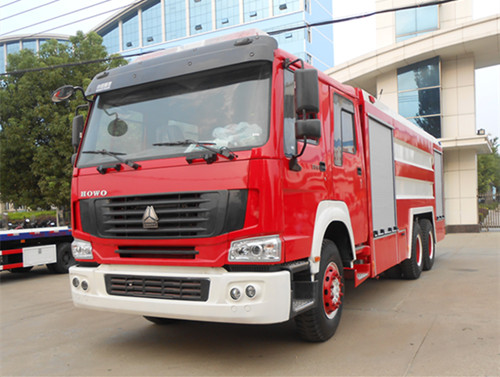 重汽豪沃后八輪水罐消防車12-15噸