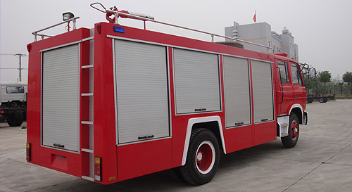 東風(fēng)153水罐消防車尾部側(cè)面展示圖片