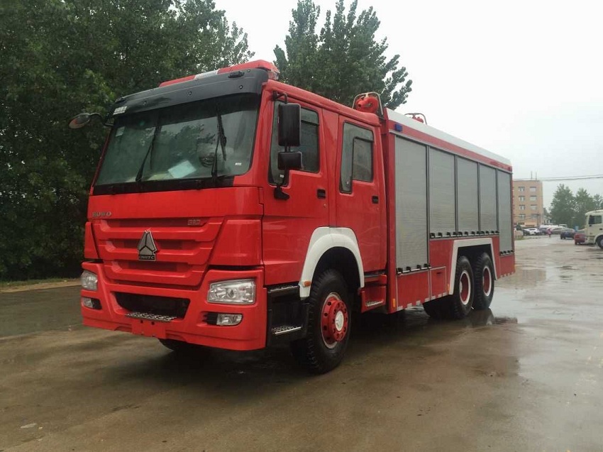 重汽豪沃后八輪消防車臉部側(cè)面展示圖