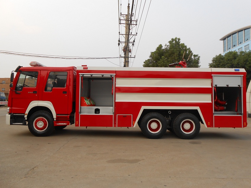 重汽豪沃10-12方后八輪不銹鋼水罐泡沫消防車尾部側(cè)面展開(kāi)高清圖片
